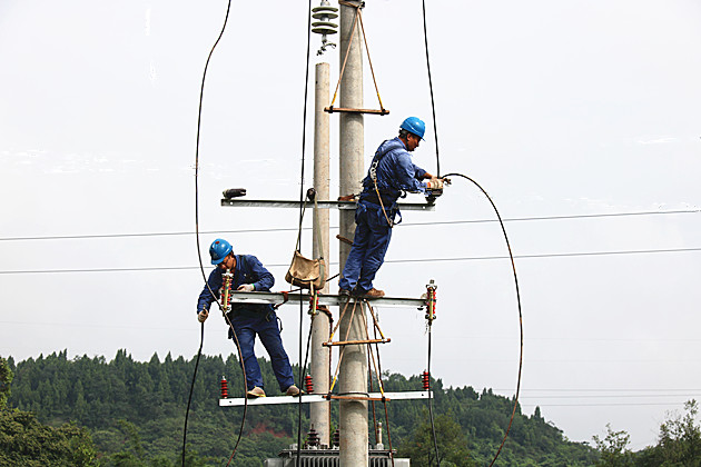 工作人員正在進(jìn)行忙著檢修變壓器 工作人員正在進(jìn)行忙著檢修變壓器